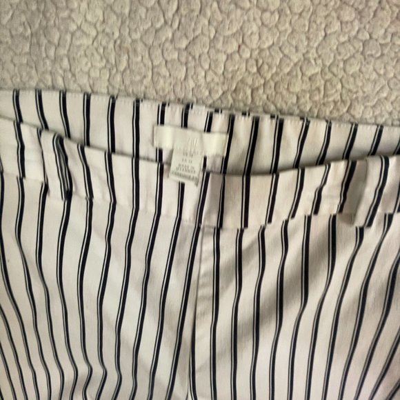 H&M white w/black stripe ankle pant - size 12 - sewn in back pockets - belt loop - Picture 2 of 3